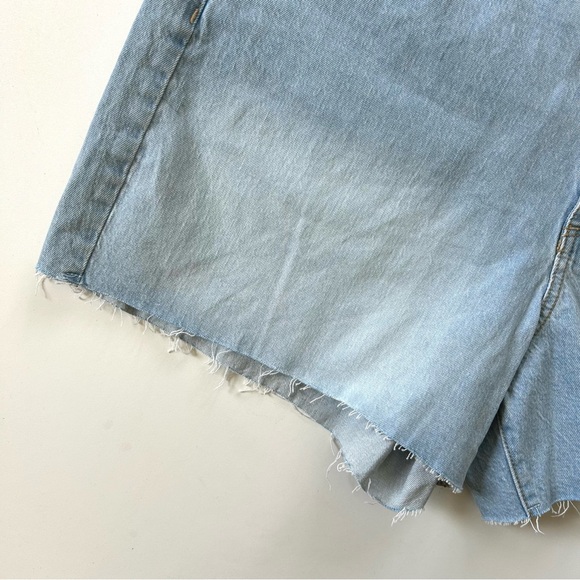 Universal Thread Light Wash Raw Hem Cotton Stretch Vintage Denim Midi Shorts - Picture 4 of 7